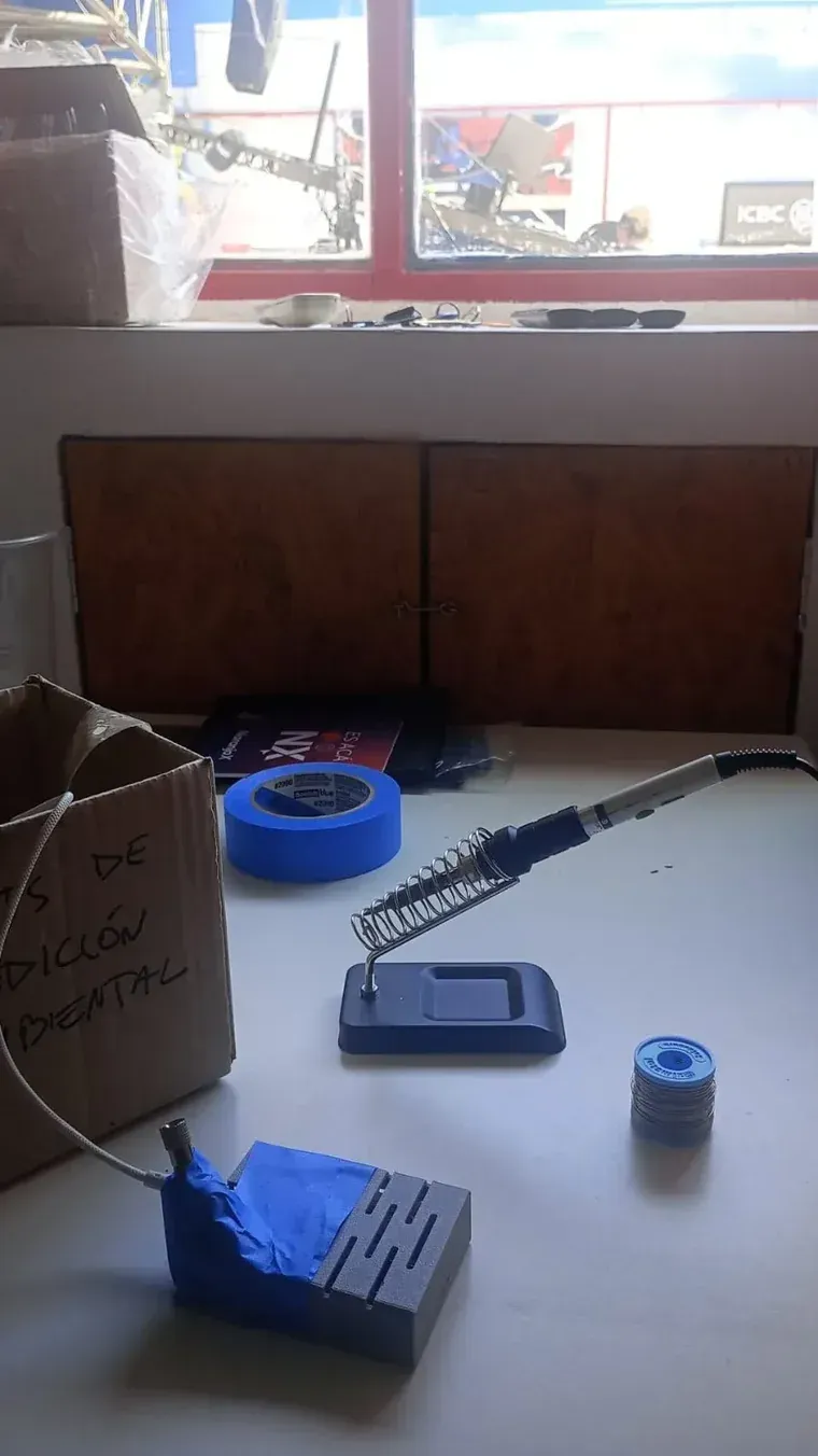 Soldando el nodo de medición de corriente"