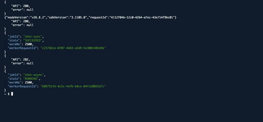 同期のAPI 200とSUCCEEDED、EventのAPI 202とRUNNINGを表示した実際のAWS CLI画面。Node.js v26.8.2も確認できる。
