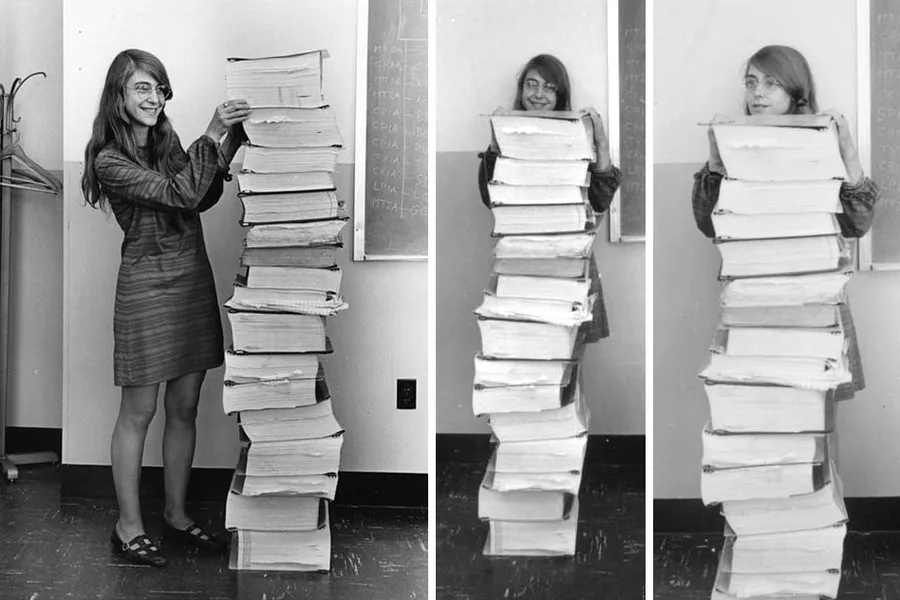 Margaret Hamilton junto a las impresiones de código del Apollo AGC. Source: MIT News